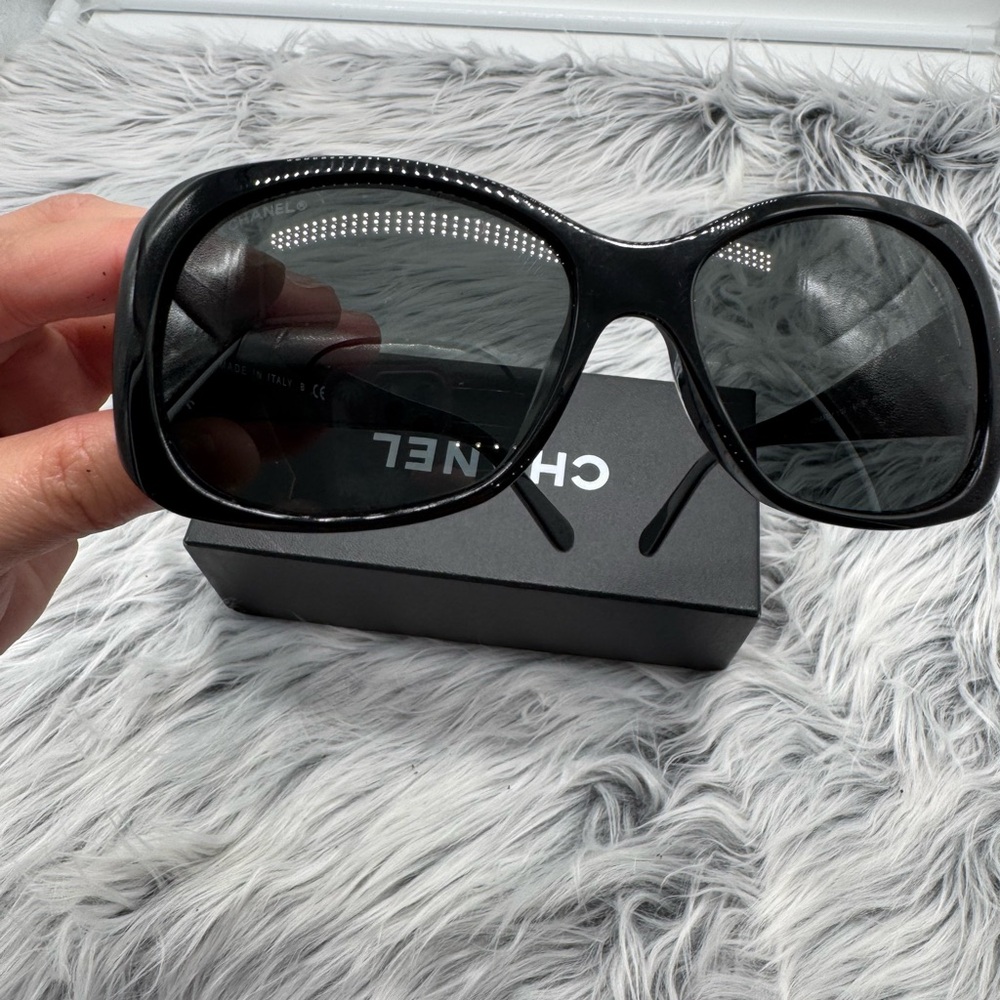 CHANEL Elegant Black Sunglasses for Women - Picture 5 of 5